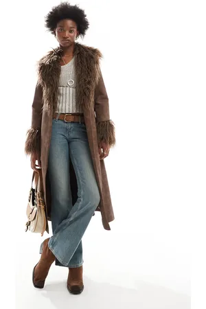 Reclaimed – Longline-Trenchcoat in brauner Lederoptik mit Kunstpelzkragen
