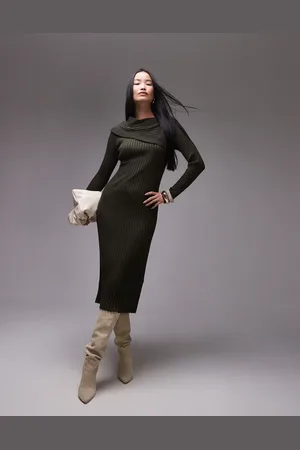 ARKET – Midikleid aus Strick in Khakigrün mit asymmetrischer Schulterpartie