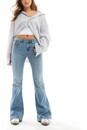 Stradivarius – Schlagjeans in Mittelblau mit niedrigem Bund