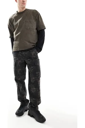 River Island – Weite Cargo-Hose mit Military-Muster auf dunklem Grund