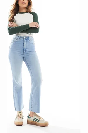 Stradivarius – Verkürzte Schlagjeans in Hellblau mit hohem Bund