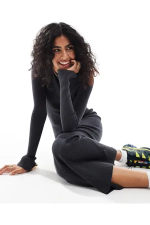 ASOS – Maxi-Strickkleid in Anthrazit mit Rundhalsausschnitt und geschlitzten Bündchen
