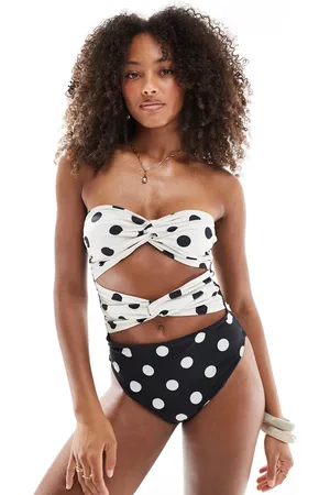 ASOS – Trägerloser Badeanzug mit verdrehter Vorderseite und Punktemuster