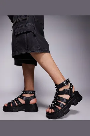 ASOS – Römersandalen in mit Nieten und dicker Sohle