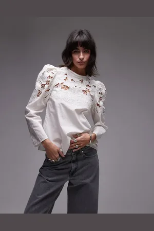 & OTHER STORIES – Bluse in Weiß mit floralem Zierausschnitt an der Schulter und Ausschnittdetail