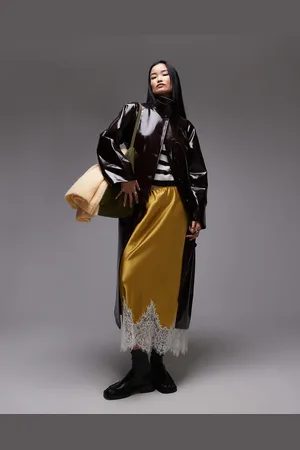 Topshop – Lang geschnittener Oversize-Trenchcoat aus stark glänzendem Kunstleder in Burgunderrot