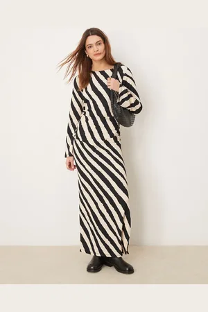 Y.A.S – Gerafftes Midikleid in Schwarzweiß mit Streifenmuster und Glockenärmeln