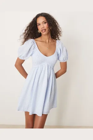 Kiss The Sky – Gesmoktes Minikleid im Babydoll-Stil in Blau und Weiß