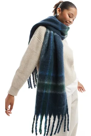 Cotton On Cotton On – Phoebe – Angerauter Schal in Marineblau mit Karomuster und Fransen