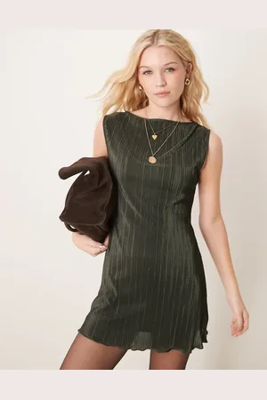 ASOS – Plissee-Minikleid in Olivgrün mit U-Boot-Ausschnitt
