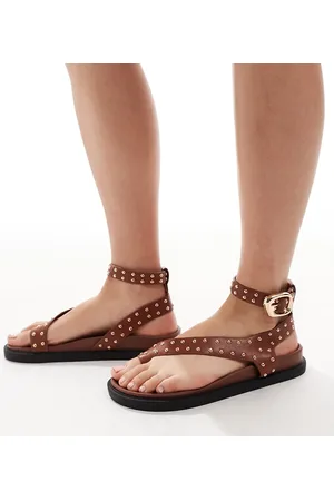 London Rebel – Flache Sandalen in Hellbraun mit Zehenschlaufe und Nieten, weite Passform
