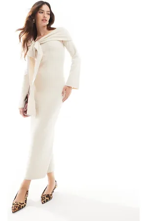 Pretty Lavish – Midaxi-Strickkleid in Ecru mit Carmen-Ausschnitt und Schleife
