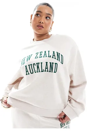 ASOS ASOS DESIGN Curve – Sweatshirt in meliertem Hellbeige mit „Auckland“-Stickerei