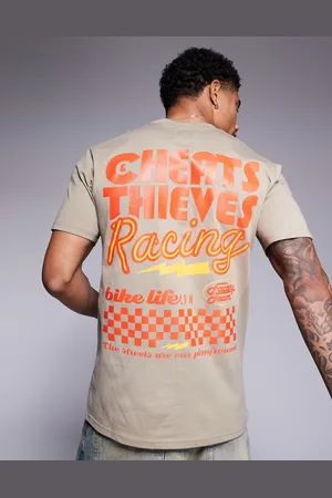 Cheats & Thieves – T-Shirt in Dunkelbeige mit „Racing“-Rückenprint, 200 g/m²