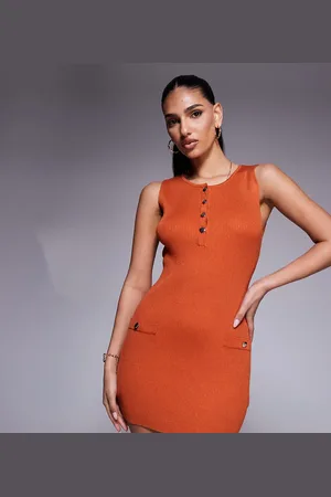 Kaiia – Exklusives ärmelloses Minikleid aus Strick in Rostrot mit Knopfleiste und Vordertaschen-Verzierung