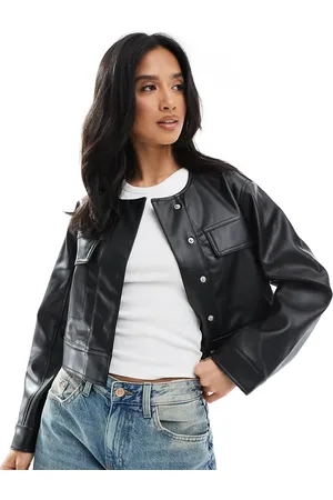 ASOS ASOS DESIGN Petite – Kragenlose cropped Jacke in schwarzer Lederoptik
