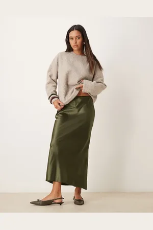 New Look – Satin-Midirock in Khaki mit Bias-Cut