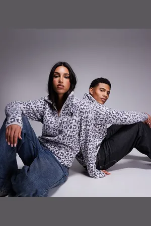 The North Face – Shispare – Fleece-Sweatshirt mit kurzem Reißverschluss, Logo und grauem Leopardenmuster, exklusiv bei ASOS