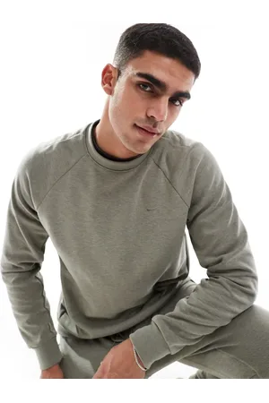 Nike – Primary Dri-FIT – Sweatshirt in hellem Khaki