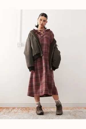 Reclaimed – Midi-Hängerkleid in Burgunderrot kariert mit Bindedetail und Rüschen vorne