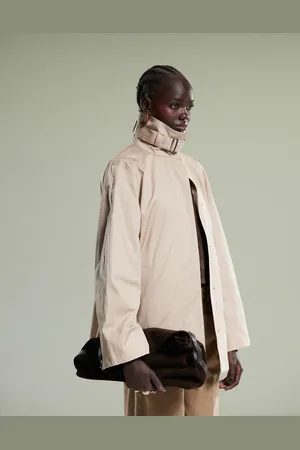 & OTHER STORIES – Kurze Trenchjacke in Beige mit Trichterkragen mit Schnürdetail