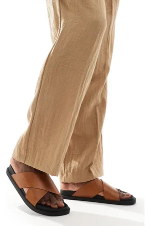 ASOS – Sandalen in Hellbraun mit überkreuzten Riemen