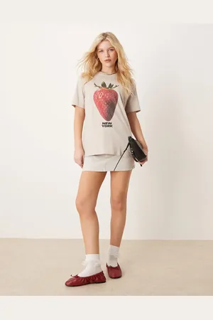 Abercrombie & Fitch – T-Shirt in Beige mit körpernahem Schnitt und verziertem Erdbeer-Detail