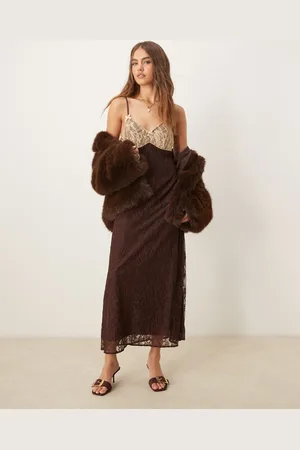 Miss Selfridge – Maxi-Trägerkleid in Schokobraun mit farblich abgesetzter Spitze