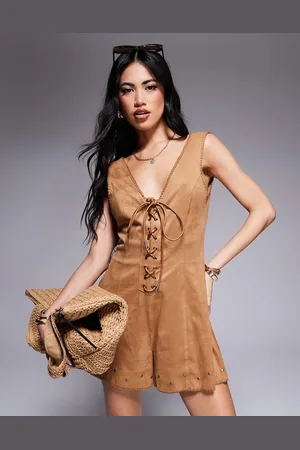 ASOS – Playsuit aus Wildlederimitat in Hellbraun mit Nietendetail