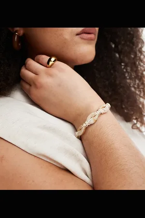 ASOS ASOS DESIGN Curve – Armband mit Kunstmuscheln und goldfarbenen Perlen