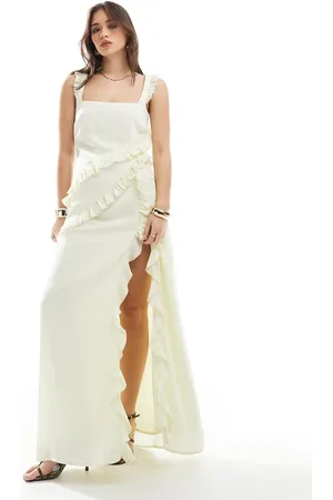 The Frolic – Exklusives Maxikleid in Buttermilchgelb mit Rüschen, drapiertem Detail, Schlitz am Oberschenkel und eckigem Ausschnitt