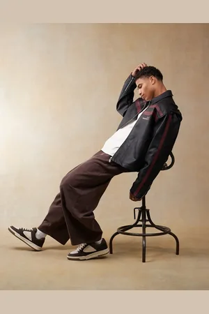 ASOS – Kastige Motocross-Jacke aus Kunstleder in mit burgunderroten Streifen und Oversize-Schnitt
