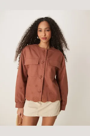 ASOS – Kragenlose Twill-Jacke in Terrakotta mit Lochstickerei
