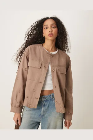 ASOS – Jacke aus Twill mit Lochstickerei in Pilzbraun ohne Kragen