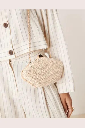 My Accessories – Muschelförmige, gehäkelte Clutch in Wollweiß mit Crossbody-Kette
