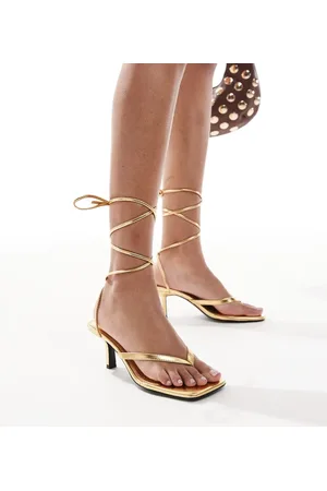 4th & Reckless – Zehenstegsandalen in Metallic-Gold mit Riemchen-Detail und mittelhohem Absatz