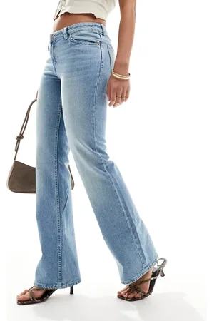 Monki – Wakumi – Bootcut-Jeans in hellblauer Waschung mit niedrigem Bund