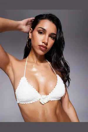 Candypants – Triangel-Bikinioberteil aus Häkelstoff in mit Blumenapplikation