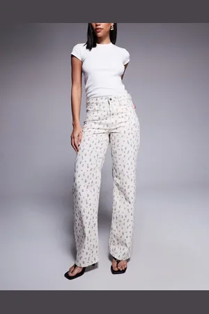River Island – Straight Jeans in Ecru mit Relaxed-Fit-Schnitt und Blümchenmuster
