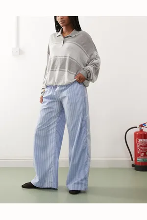 Weekday – Weit geschnittene Hose mit ungleichen blauen Streifen