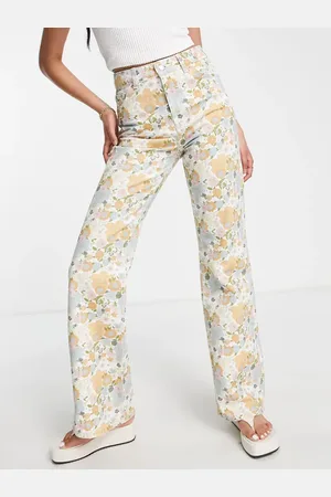 Topshop – Bunte Schlagjeans im 90er-Stil mit Retro-Blumenmuster