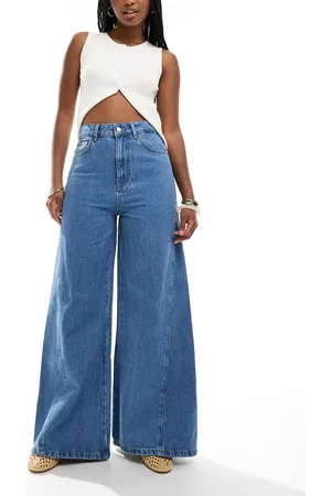 ASOS – Ausgestellte Jeans in mittelblauer Waschung mit Godet-Einsätzen