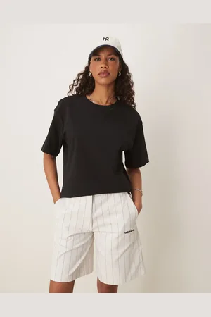 adidas – Shorts in Cremeweiß mit Nadelstreifen