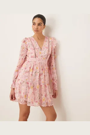 VILA – Minikleid in Pfirsich mit Spitzendetail, Rüschen und Blumenmuster