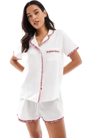 Cotton On Cotton On – Body – Pyjama aus Webstoff in Kokosmilchweiß und warmem Kirschrot mit Rüschen