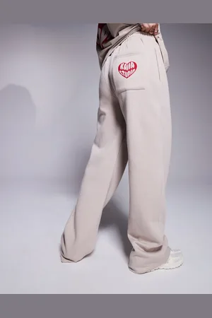 Kaiia – Jogginghose in Steinbeige und Rot mit Tasche mit Herzmotiv hinten und Logo, Kombiteil