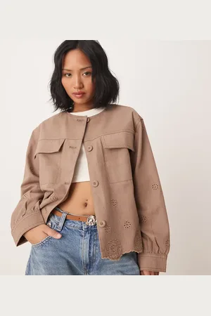 ASOS ASOS DESIGN Petite – Kragenlose Twill-Jacke in Pilzbraun mit Lochstickerei