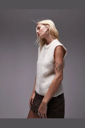 Topshop – Strick-Trägertop aus Bouclé-Gewebe in Creme mit Rundhalsausschnitt