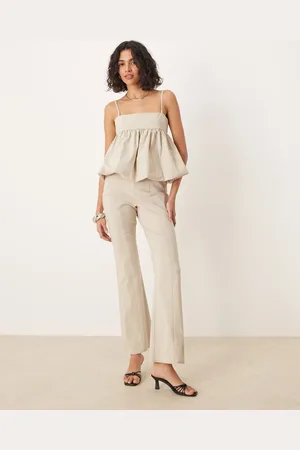 ASOS – Strukturierter Schößchen-Jumpsuit in Elfenbein