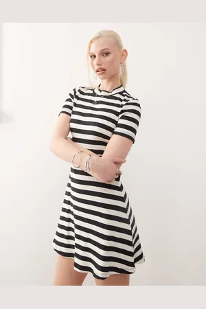 Noisy May – Kurzärmliges, gestreiftes Skater-Kleid in und Weiß